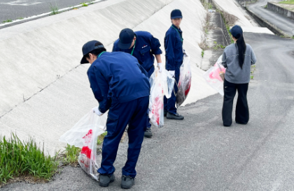社員研修の一環で町内のゴミ拾いボランティア